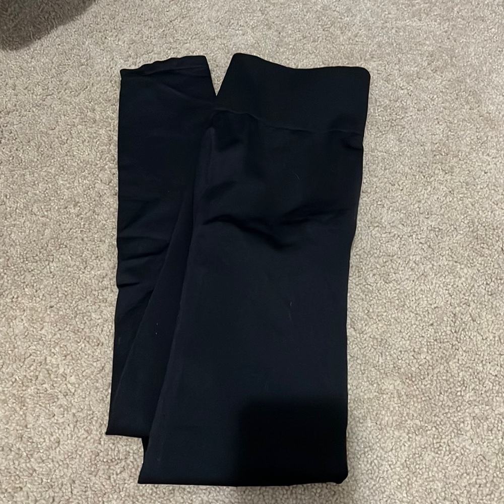 2 never worn PINK seamless black leggings. Both sized medium